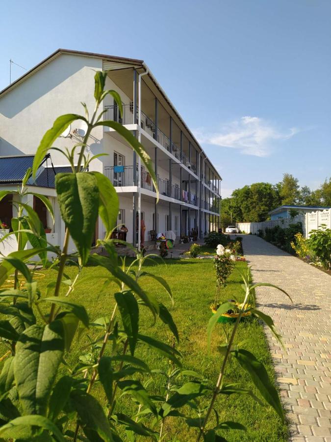 Balcony Hotell Zaliznyi Port Exteriör bild