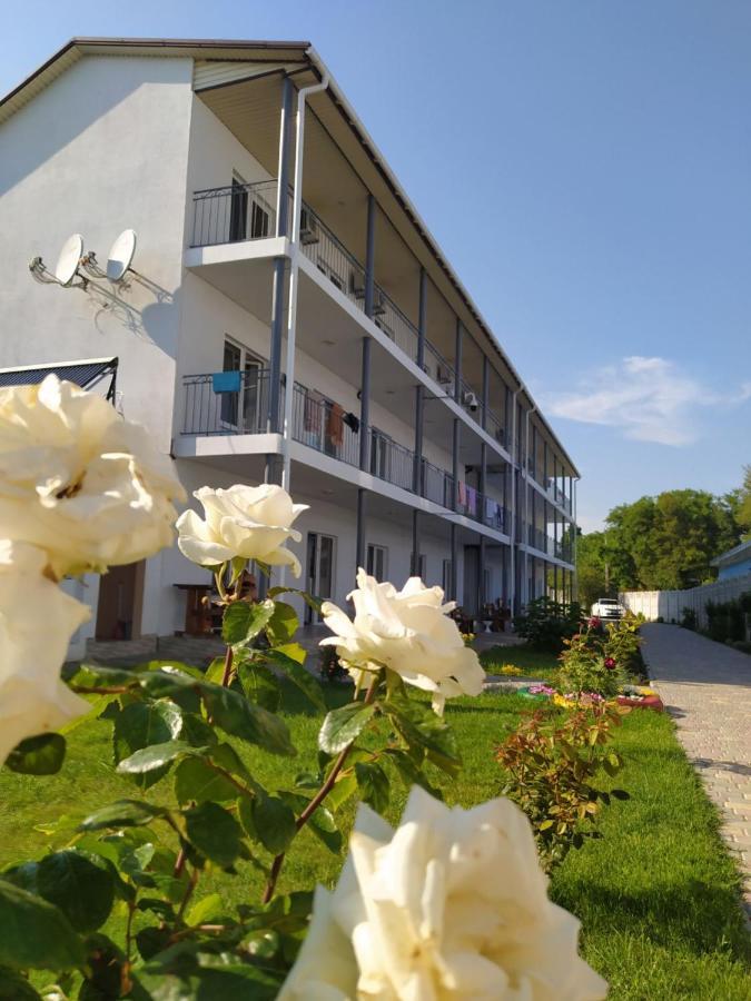 Balcony Hotell Zaliznyi Port Exteriör bild