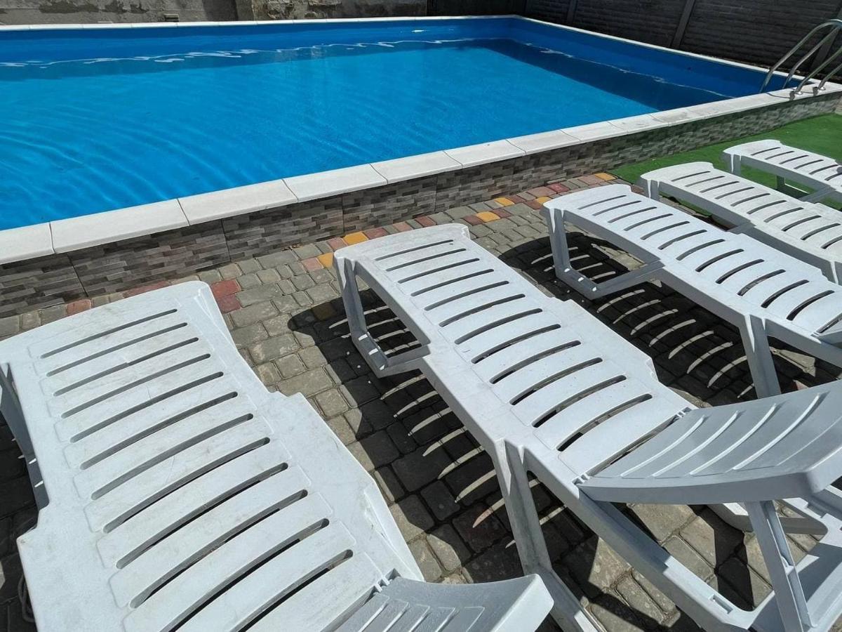 Balcony Hotell Zaliznyi Port Exteriör bild