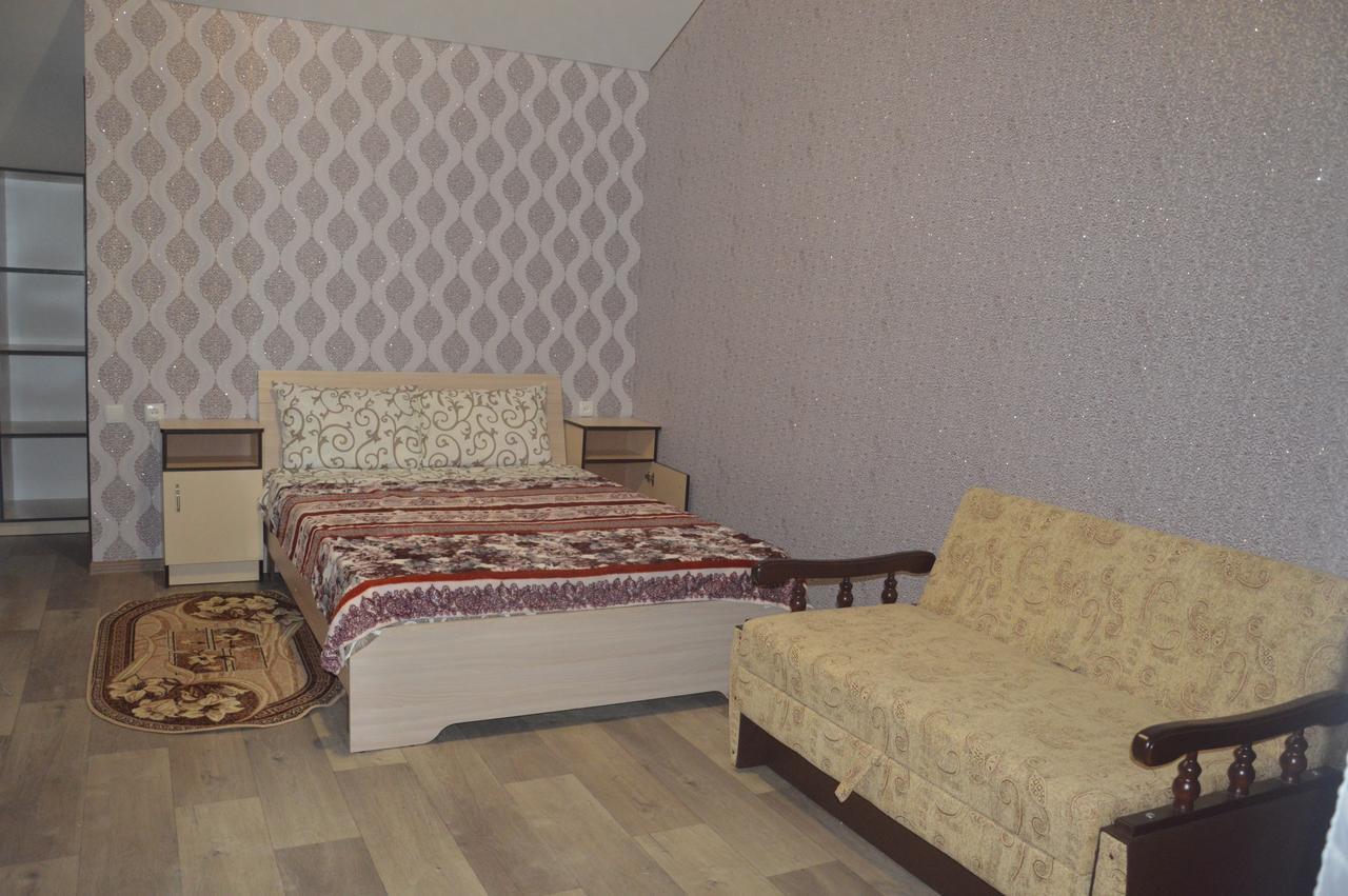 Balcony Hotell Zaliznyi Port Exteriör bild