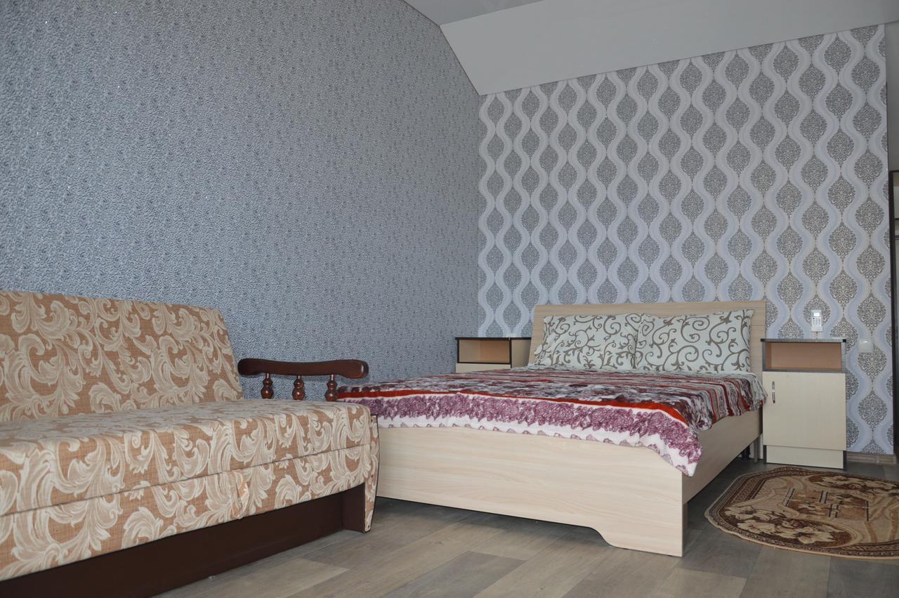 Balcony Hotell Zaliznyi Port Exteriör bild