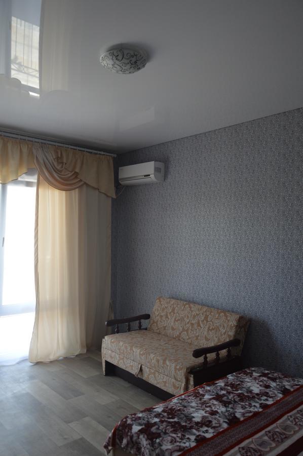 Balcony Hotell Zaliznyi Port Exteriör bild