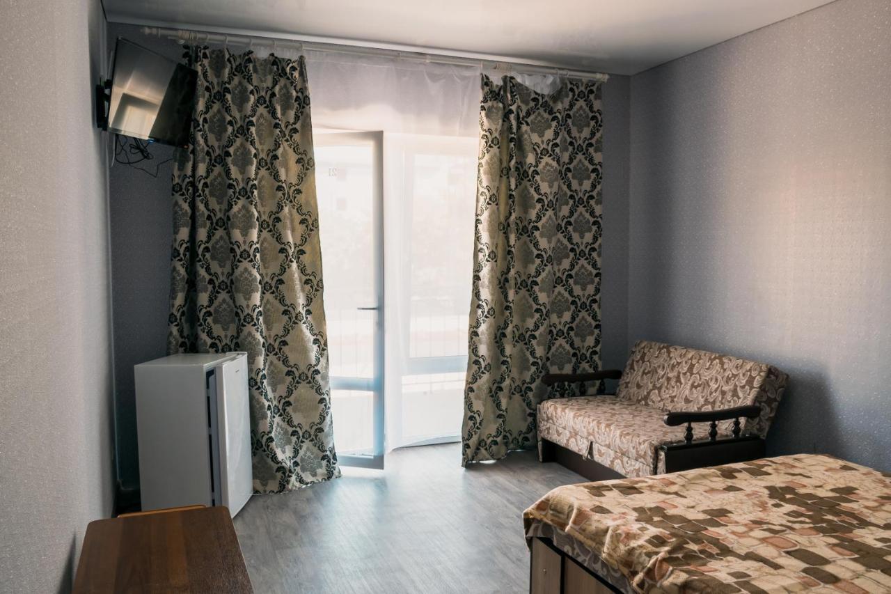 Balcony Hotell Zaliznyi Port Exteriör bild