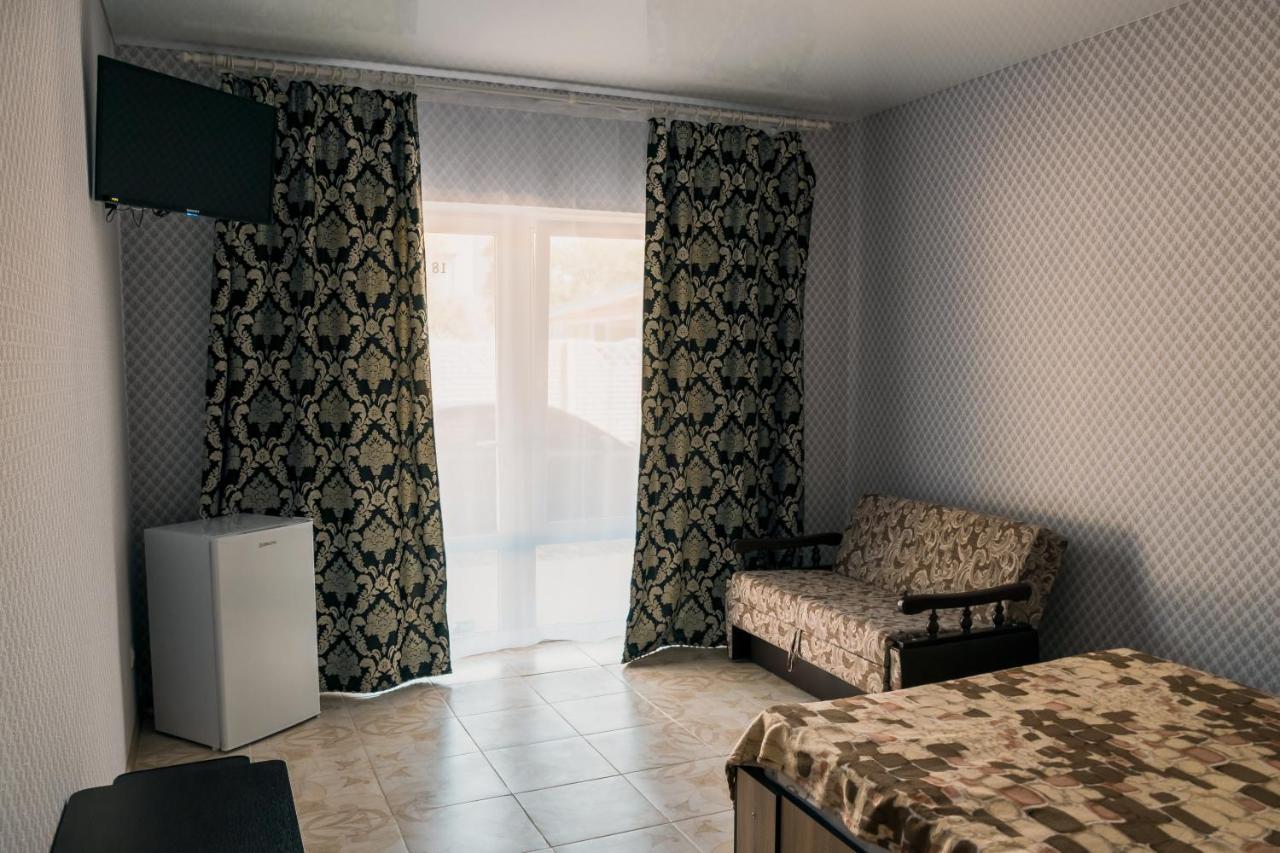 Balcony Hotell Zaliznyi Port Exteriör bild