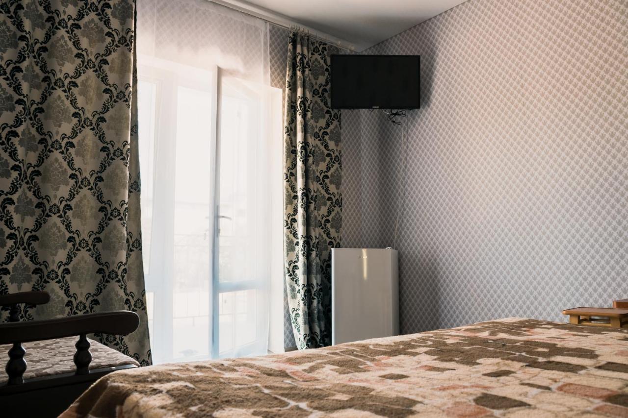 Balcony Hotell Zaliznyi Port Exteriör bild