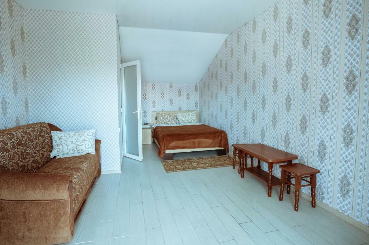 Balcony Hotell Zaliznyi Port Exteriör bild