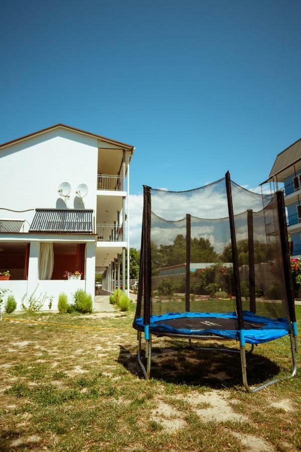 Balcony Hotell Zaliznyi Port Exteriör bild